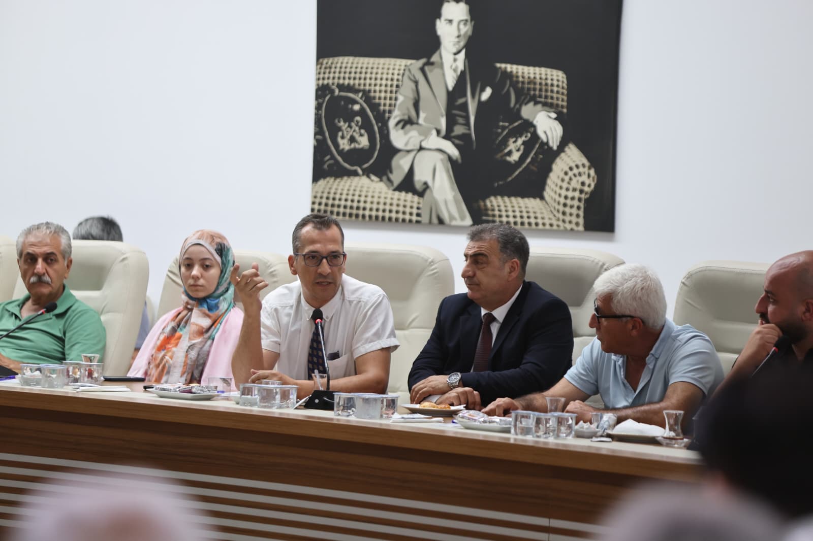 Karabağlar Belediye Başkanı Helil Kınay, İzmir’de faaliyet gösteren farklı meslek