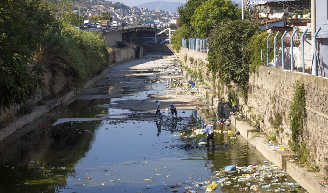 Koltuk, buzdolabı, evsel atık… İzmir’in derelerinden 233 bin ton çöp çıktı İzmir Büyükşehir Belediyesi, kent merkezindeki 88 derede yürüttüğü temizlik çalışmaları