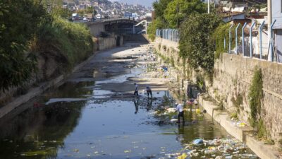İzmir Büyükşehir Belediyesi, kent merkezindeki 88 derede yürüttüğü temizlik çalışmaları