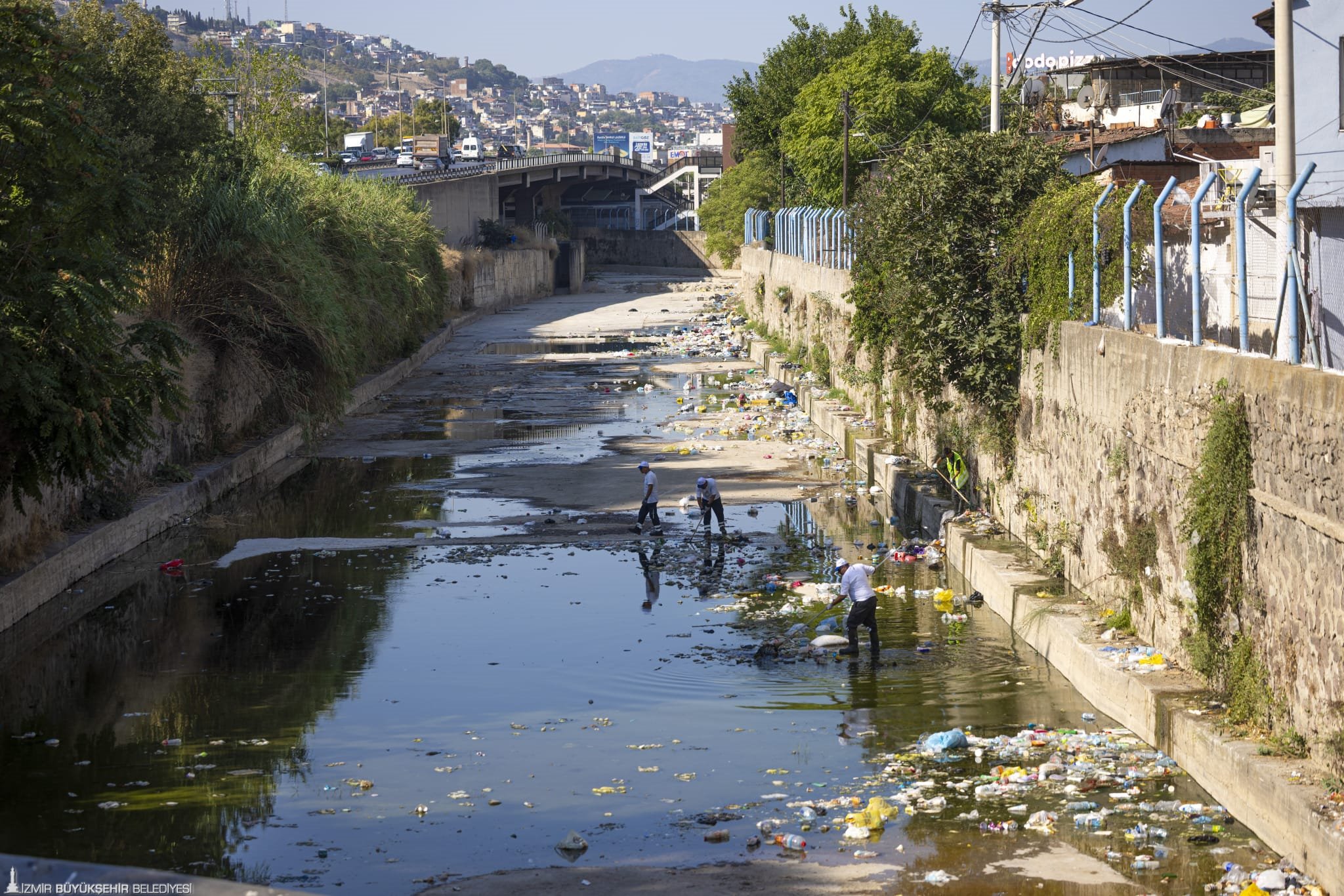 İzmir Büyükşehir Belediyesi, kent merkezindeki 88 derede yürüttüğü temizlik çalışmaları