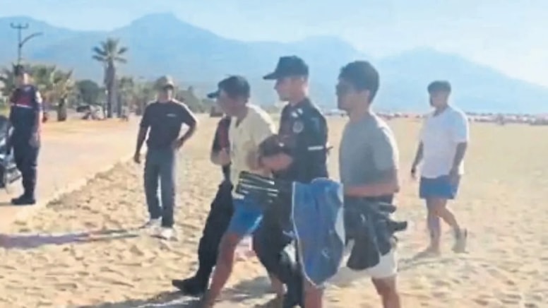 Kuşadası’nda plaj hırsızına suçüstü! Edebiyat öğretmeninin üzerinden servet çıktı Aydın'ın Kuşadası ilçesinde plajlarda artan hırsızlık olaylarının ardından jandarmanın takibe