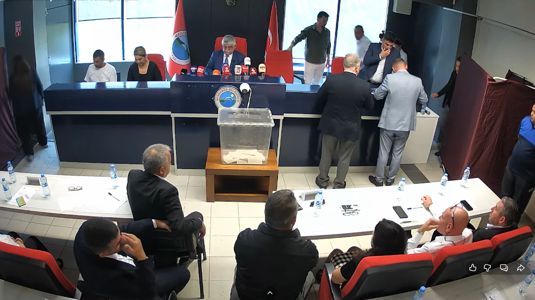 Menderes Belediye Başkanı İlkay Çiçek’in görevden uzaklaştırılmasının ardından bugün belediye