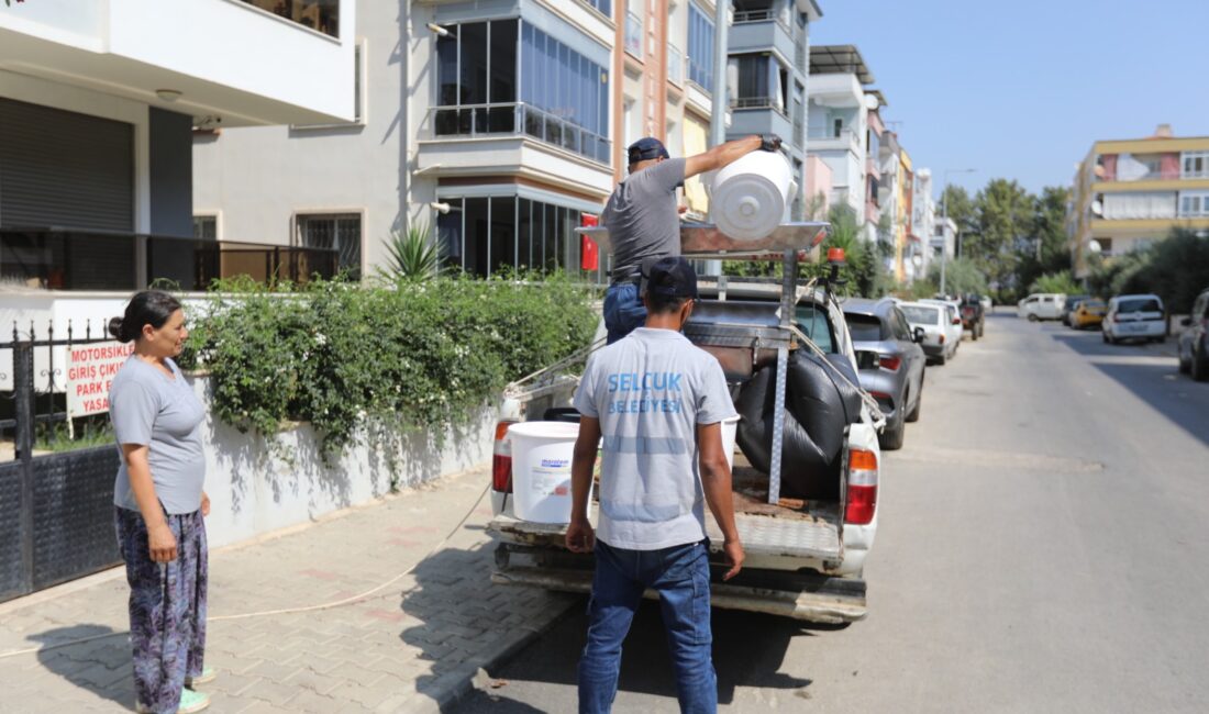 Efes Selçuk’ta salçalar ailecek hazırlanıyor, belediye makine ile destek oluyor Efes Selçuk Belediyesi, kış hazırlıklarının önemli bir parçası olan salça