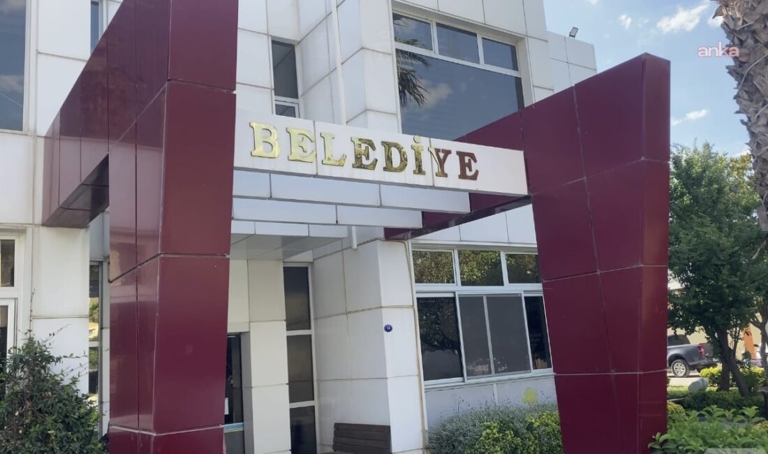 İzmir'de Seferihisar Belediyesine yönelik yürütülen rüşvet soruşturması kapsamında görevden uzaklaştırılan