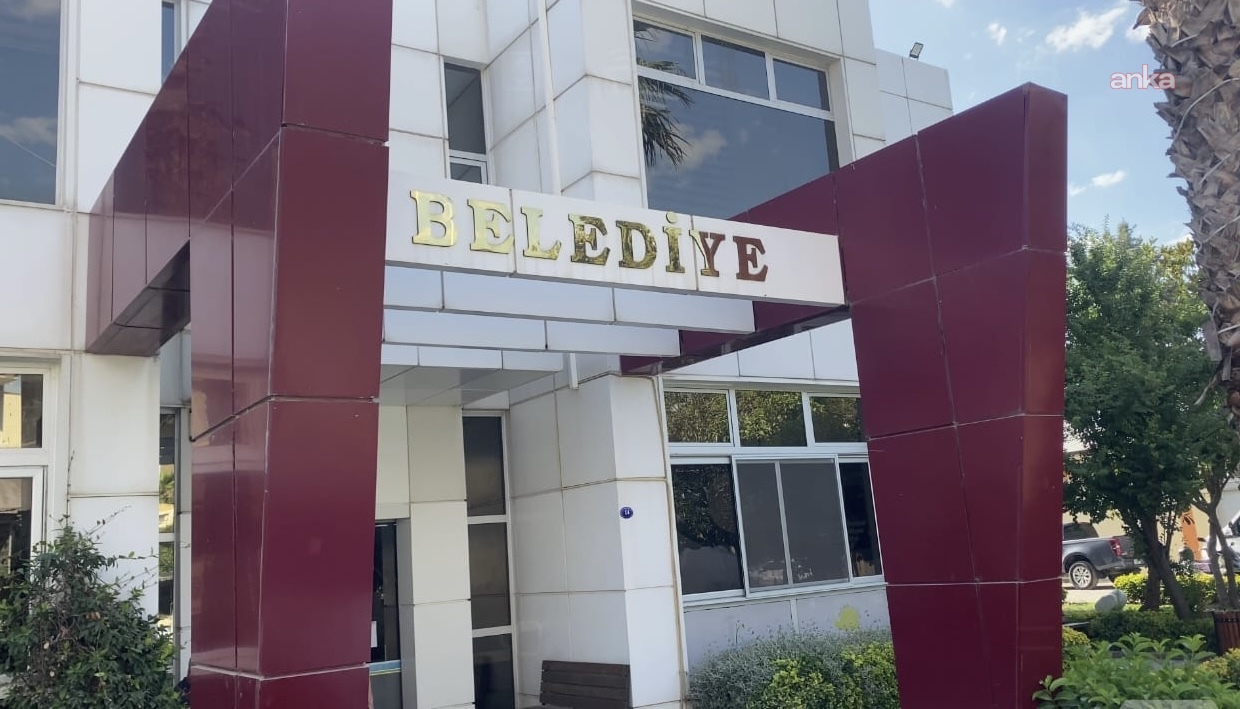 İzmir'de Seferihisar Belediyesine yönelik yürütülen rüşvet soruşturması kapsamında görevden uzaklaştırılan