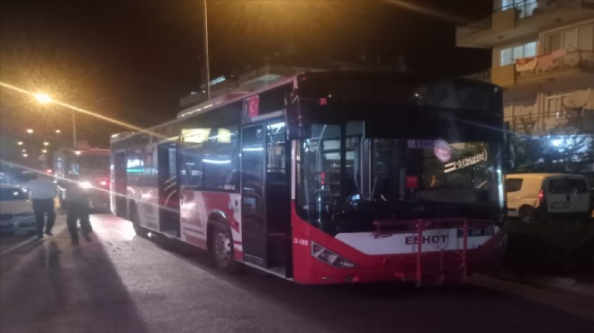 Seyir halindeki ESHOT otobüsü alev aldı! Yolcular son anda tahliye edildi Torbalı-Ödemiş seferini yapan ESHOT otobüsünün motor bölümünde çıkan yangın paniğe