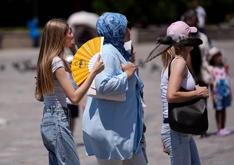 İzmir bu hafta kavrulacak: 40 derece olacak İzmir’de yeni haftada yaz sıcakları etkisini giderek artırıyor. Hafta boyunca