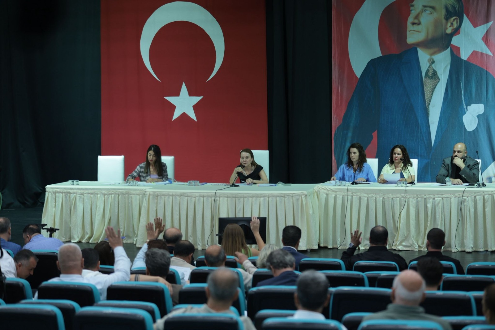 Konak Belediye Meclisi eylül ayı ilk birleşiminde konuşan Başkan Nilüfer