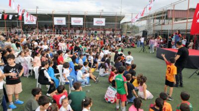 Bayraklı Belediyesi’nin çocukları ve aileleri mahallelerde eğlenceyle buluşturduğu Mahalle Şenlikleri,