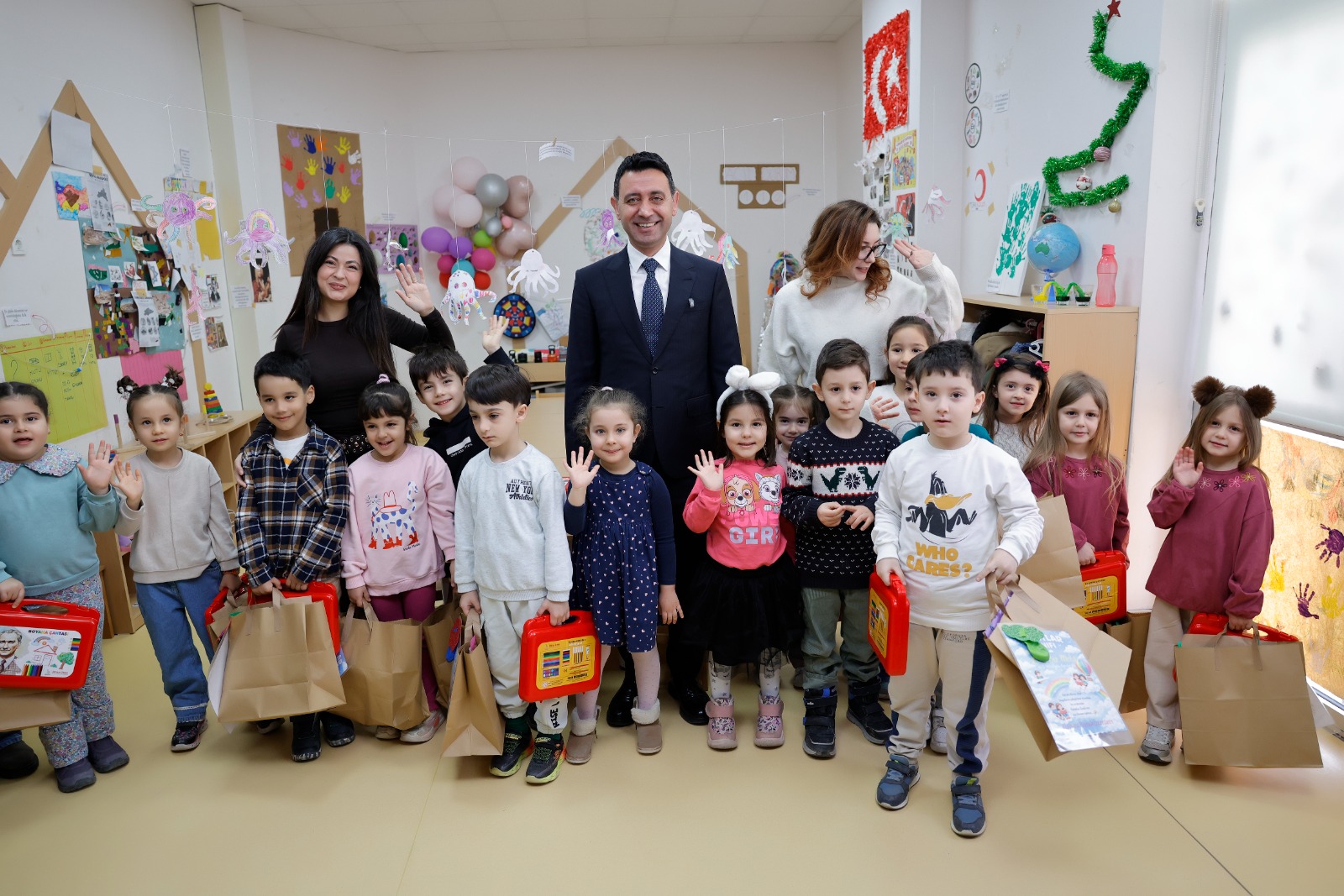 Bayraklı Belediyesi, çocuk ve gençlerin eğitim hayatına anaokulundan üniversiteye kadar