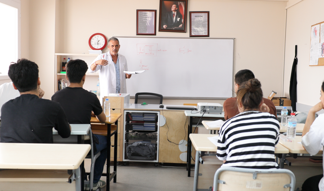 Sosyal Etkinlik Merkezi’nde mezun öğrenciler için kayıtlar devam ediyor Bayraklı Belediyesi Sosyal Etkinlik Merkezi’nde öğretmenler, belirlenen program doğrultusunda mezun