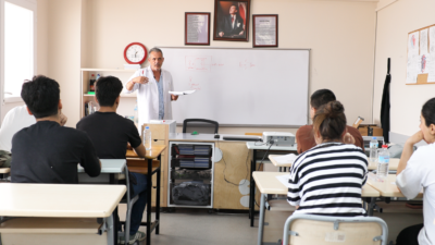 Bayraklı Belediyesi Sosyal Etkinlik Merkezi’nde öğretmenler, belirlenen program doğrultusunda mezun