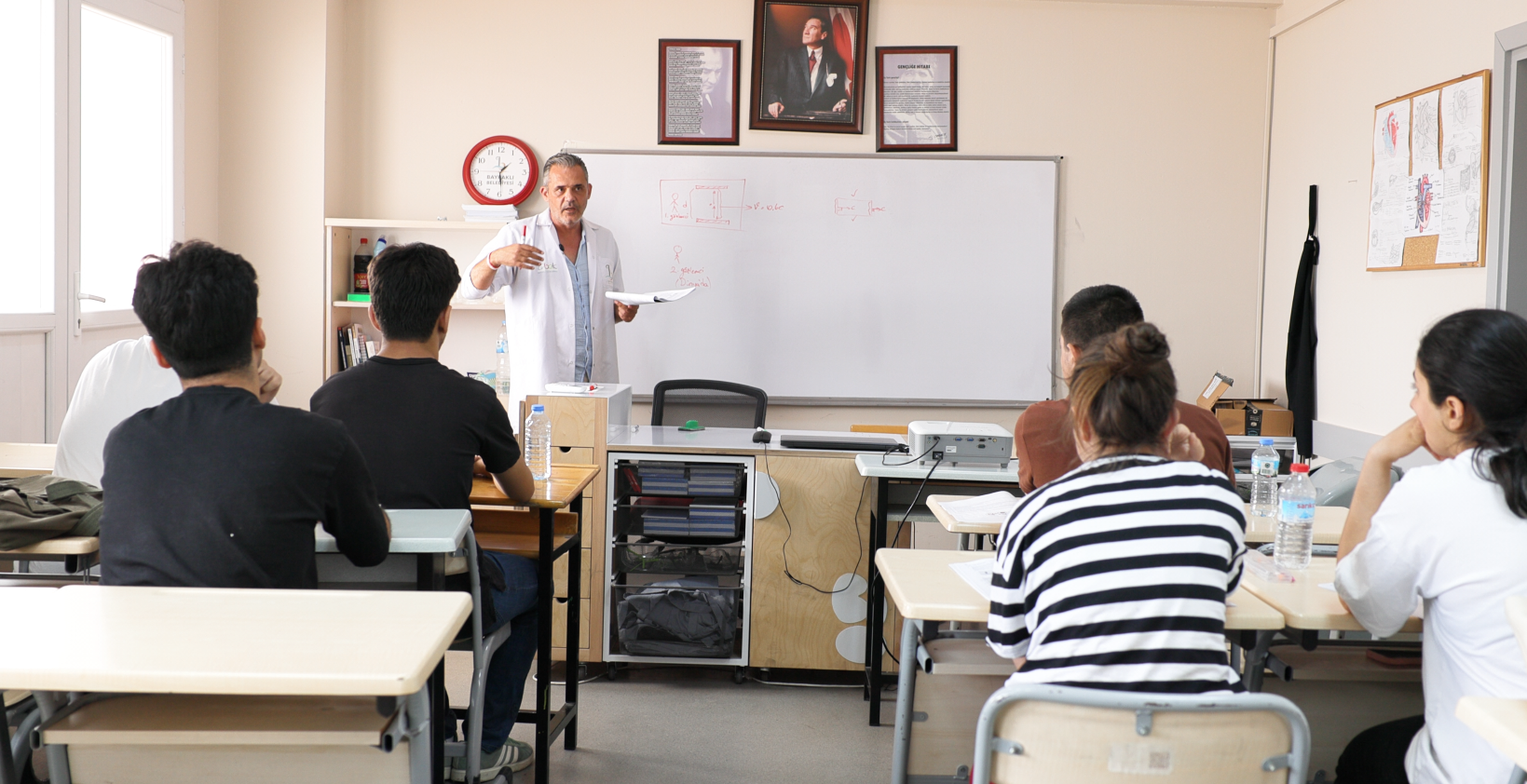 Bayraklı Belediyesi Sosyal Etkinlik Merkezi’nde öğretmenler, belirlenen program doğrultusunda mezun