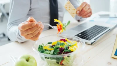 Saatlerce bilgisayar başında oturmak, hızlı yemek yemek ve iş stresini