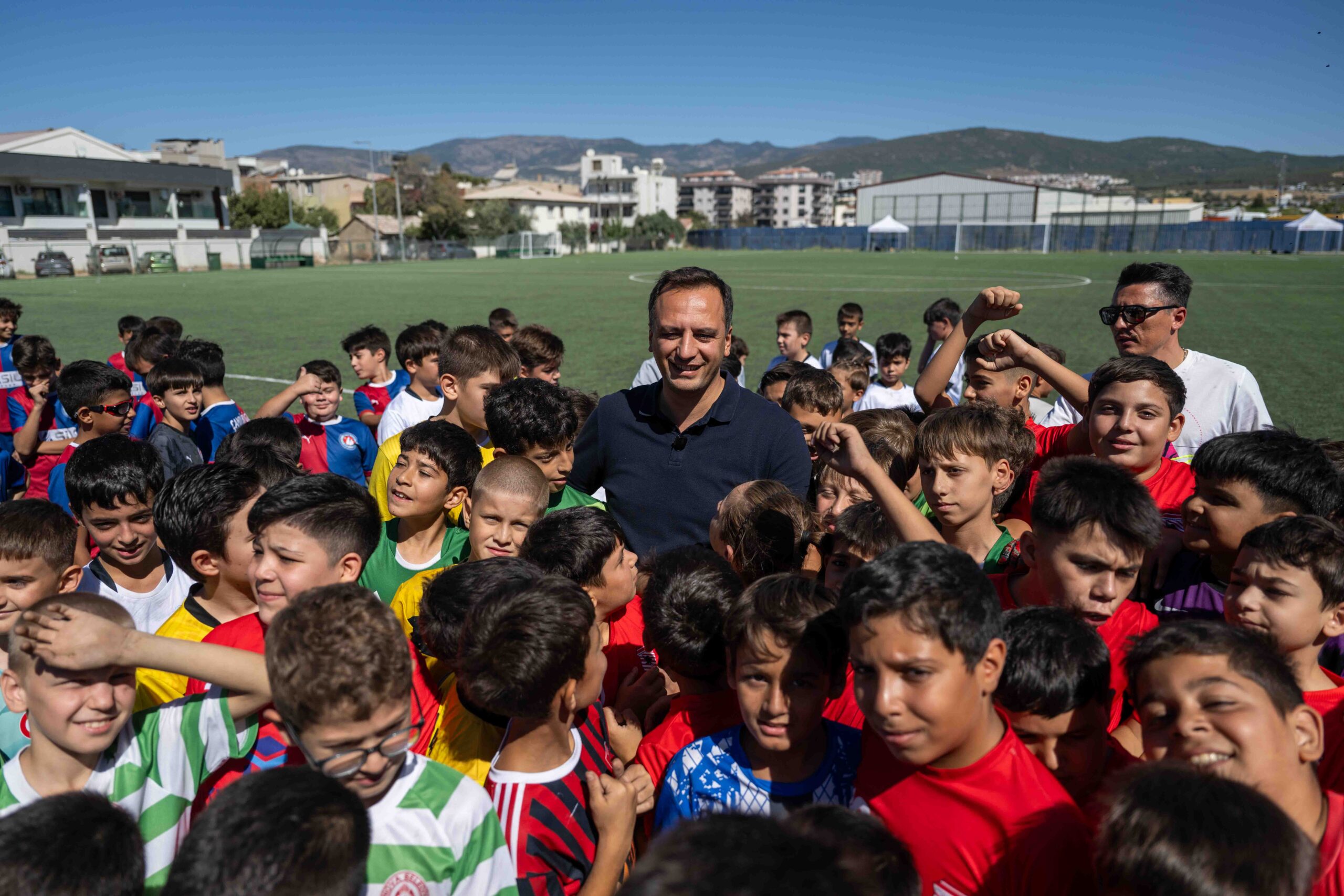 Bornova Belediyesi tarafından yenilenen Doğanlar Futbol Sahası, 9 Eylül İzmir’in
