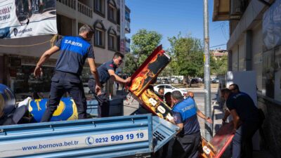 Bornova Belediyesi Zabıta Müdürlüğü ekipleri, kent düzenini sağlamak amacıyla Spotçular