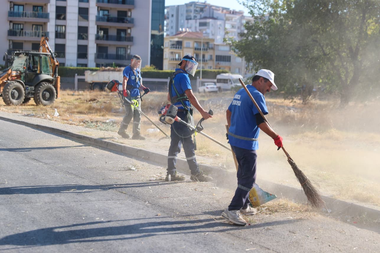Buca Belediyesi, Yenigün Mahallesi’nde temizlikten yeşil alan bakımına, yol ve