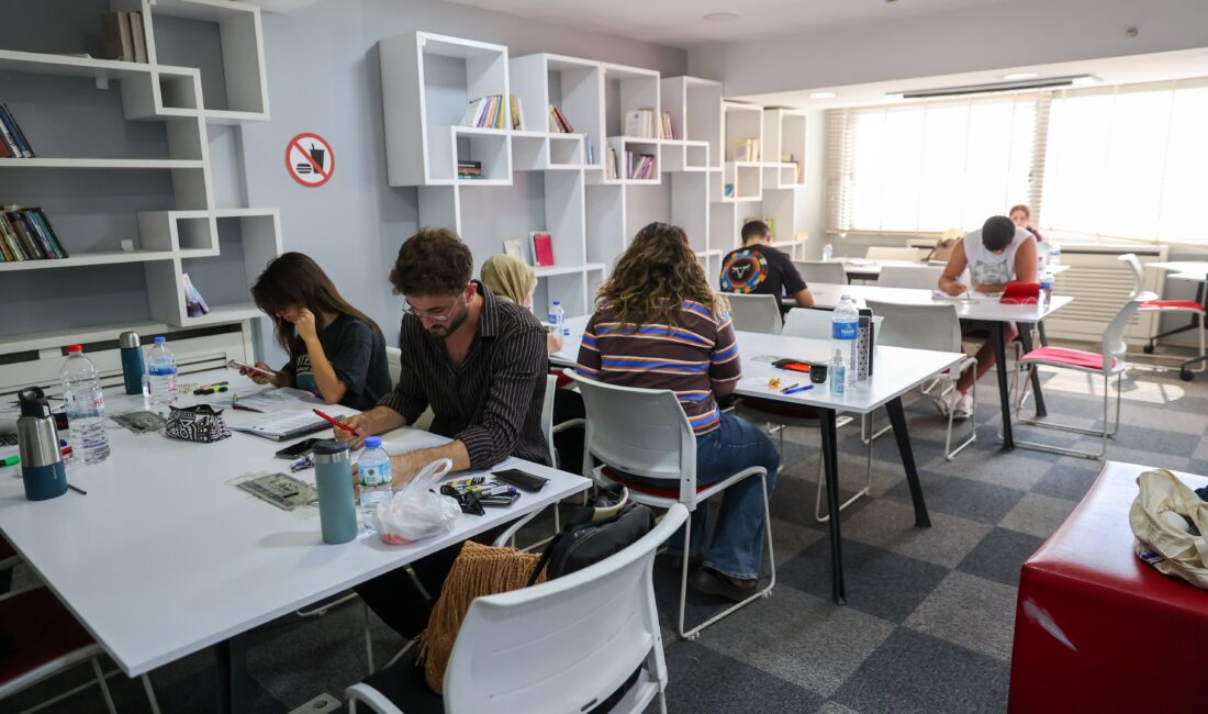 Buca’da gençlere eğitim desteği: Gençlik merkezleri yeni döneme hazır Buca Belediyesi, Tarık Akan ve Işılay Saygın Gençlik Merkezleri’nde öğrencilere