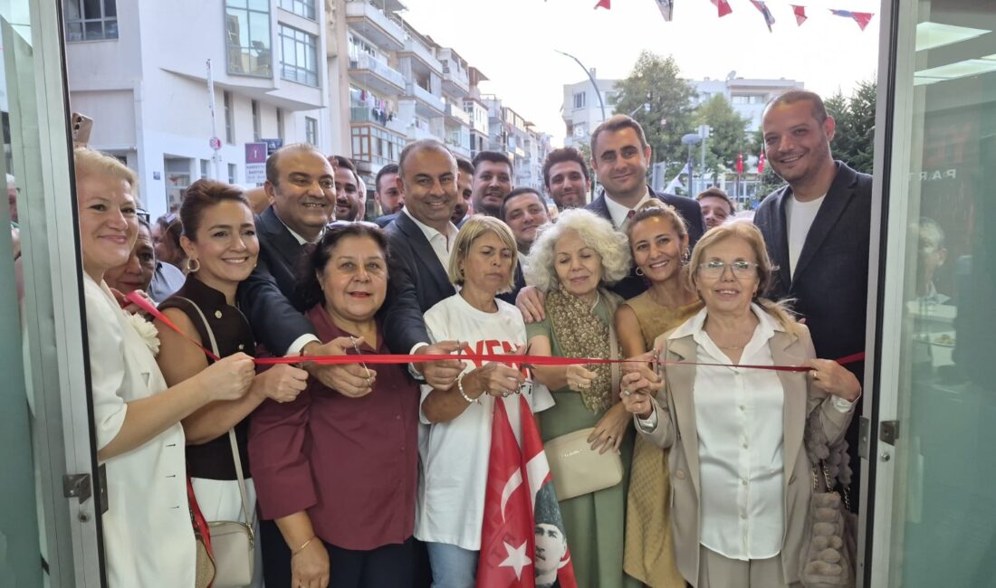 Çağatay Güç Balçova’dan seslendi: “Halktan alınan iradeyi halka geri vereceğiz” YENİ Parti Balçova İlçe Başkanlığı düzenlenen törenle açıldı. Açılışta konuşan