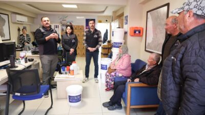 İzmir Büyükşehir Belediyesi Tarımsal Hizmetler Dairesi Başkanlığı’nın saha ekipleri, ailelerinden