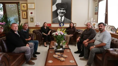 CHP’den istifa ederek AKP’ye geçen Foça Belediye Başkanı Saniye Bora