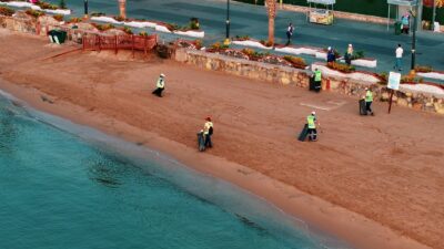Didim Belediyesi temizlik ekipleri, kent güne başlamadan sahaya çıkarak ilçenin