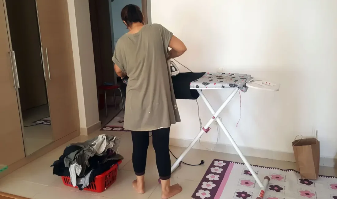 EVİD-SEN’den çarpıcı ev işçileri raporu: Yüzde 96,5’i şiddet veya tacize maruz kaldı Ev İşçileri Dayanışma Sendikası’nın (EVİD-SEN) hazırladığı araştırma raporu, ev işçilerinin