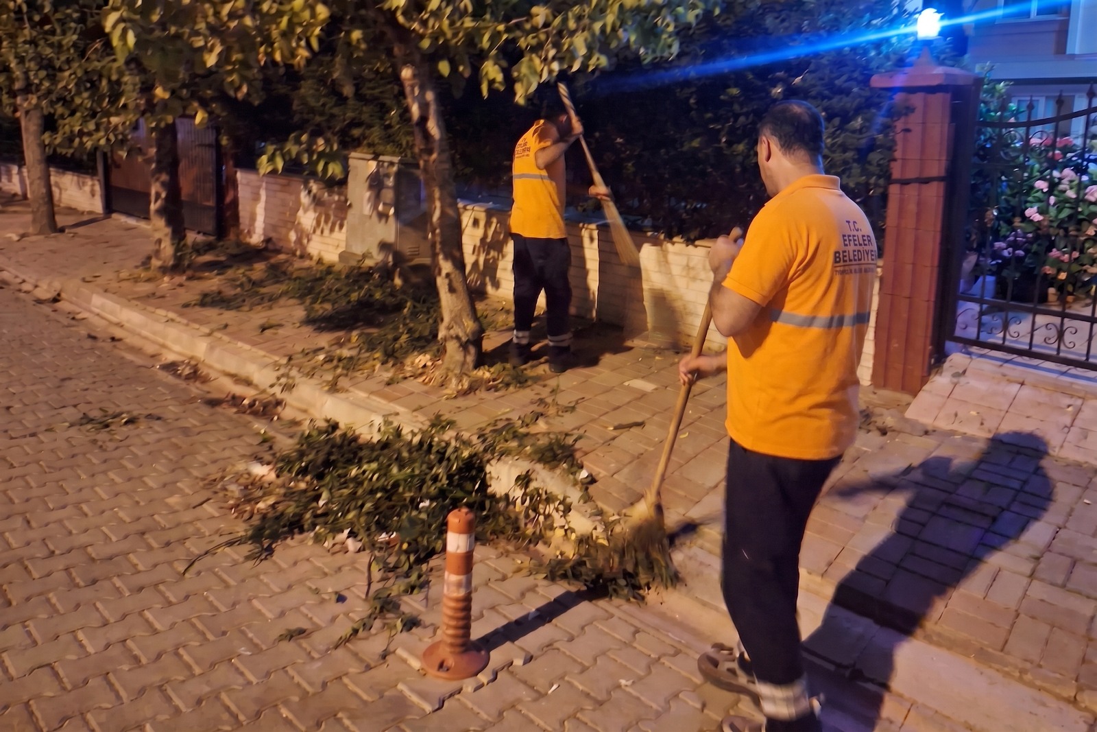 Efeler Belediyesi Temizlik İşleri Müdürlüğü ekipleri, gündüz yoğunluğun yaşandığı Mimar
