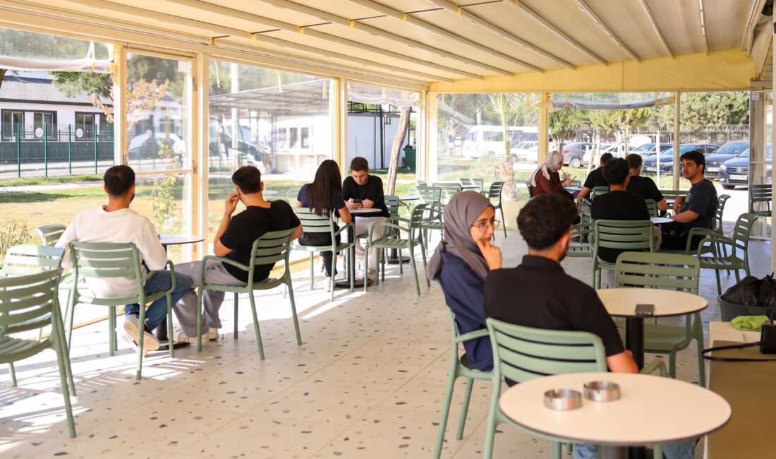 Efeler’de üniversitelilerin yeni adresi: Yurt Kafe yoğun ilgi görüyor Efeler Belediyesi tarafından Işıklı Mahallesi’nde hizmete sunulan Yurt Kafe ve