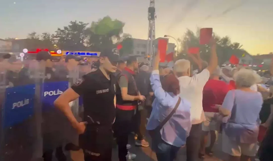 Foça’da AKP’ye geçen Başkan Fıçı’ya kırmızı kartlı protesto: Polis vatandaşa müdahale etti CHP’den Foça Belediye Başkanı seçildikten sonra AKP’ye geçen Saniye Bora