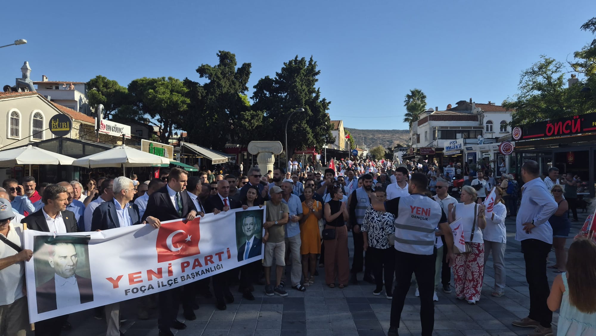 Foça Belediye Başkanı Saniye Bora Fıçı’nın CHP’den istifa ederek AK