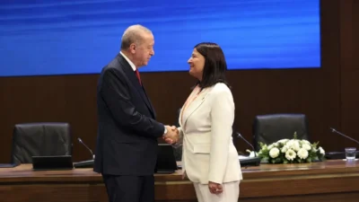 Foça Belediye Başkanı Saniye Bora Fıçı’nın CHP’den istifa ederek AKP’ye