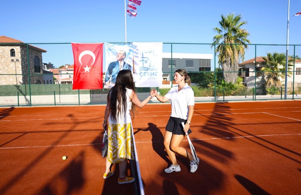 Ilıca Raket Sporları Tesisi açıldı: Milli tenisçi ilk maçı yaptı Çeşme Belediyesi tarafından hayata geçirilen, tenis, padel ve pickleball kortlarının