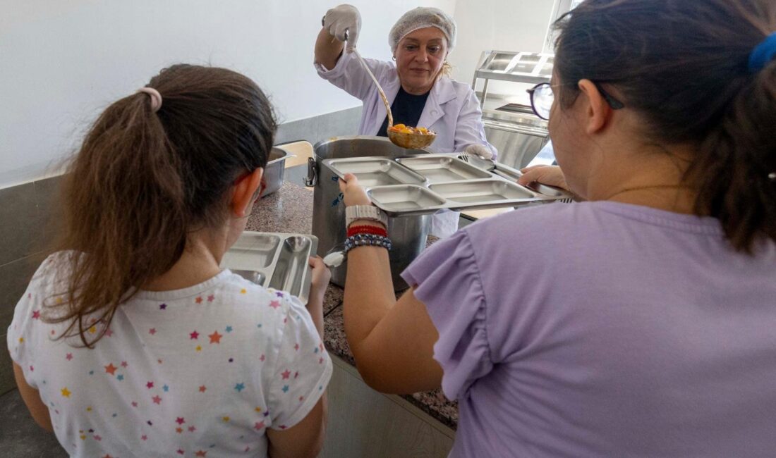 İzmir Büyükşehir Belediyesi’nden özel gereksinimli öğrencilere sıcak destek: 32 okula yemek ulaştırılıyor İzmir Büyükşehir Belediyesi, eğitimde fırsat eşitliğine katkı sağlamak amacıyla özel