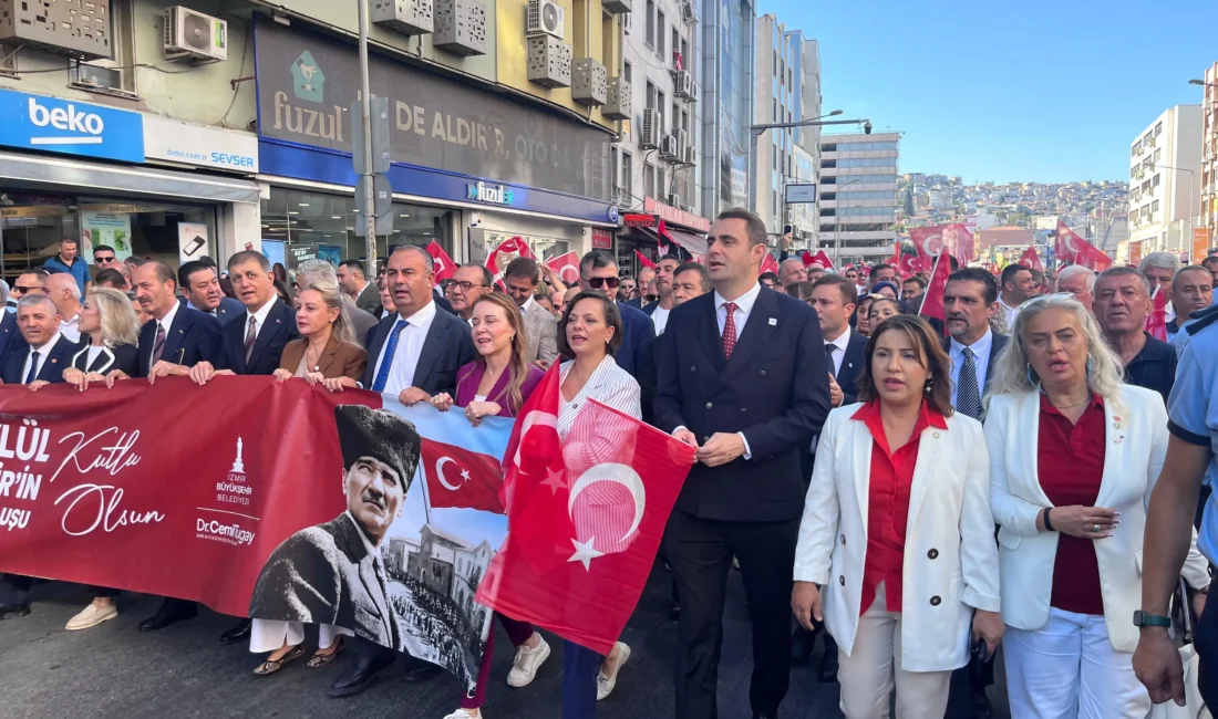 İzmir’in kurtuluşunda 104. yıl coşkusu: Zafer Yürüyüşü başladı İzmir’in düşman işgalinden kurtuluşunun 104. yılı kutlamaları, Basmane Karakolu önünden