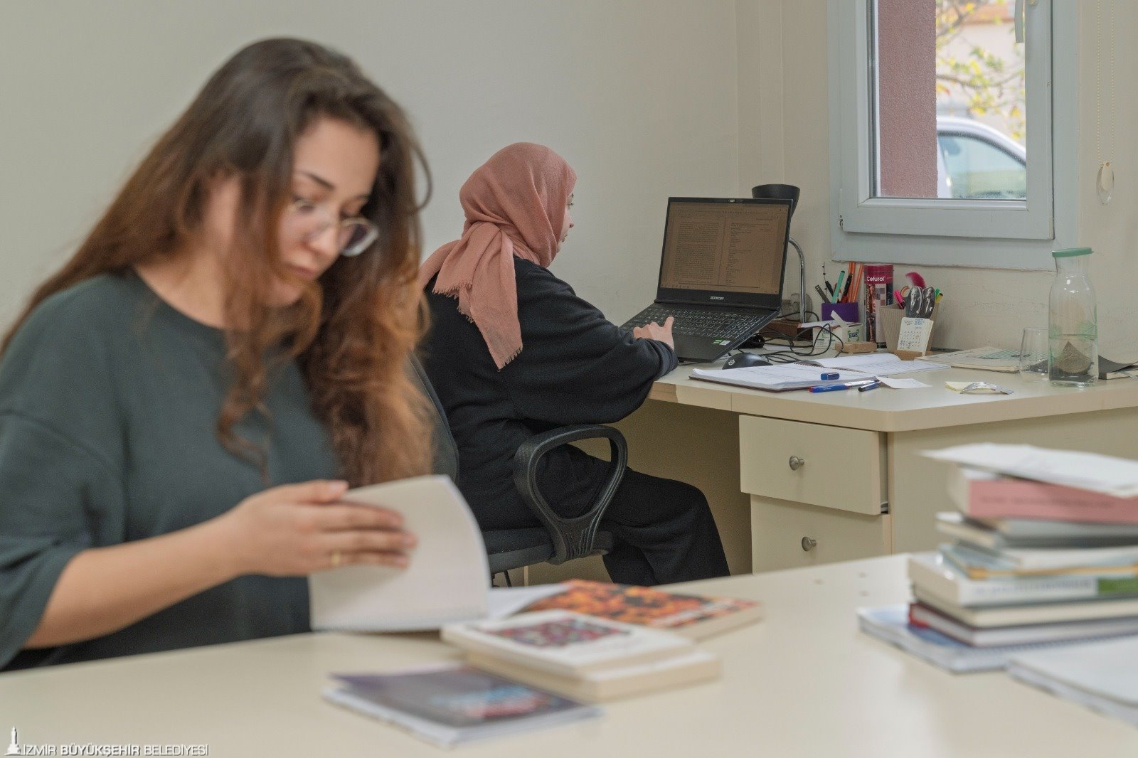 Üniversite eğitimi için İzmir’e gelen kız öğrencilerin güvenli ve uygun