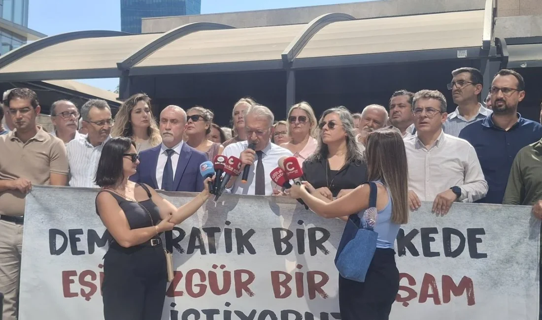 İzmir’de “Ailem Güvende” protestosu: “Tutuklama fiili cezalandırmaya dönüştürülüyor” İzmir Emek ve Demokrasi Güçleri, “Ailem Güvende” operasyonları kapsamında LGBTİ+’ların