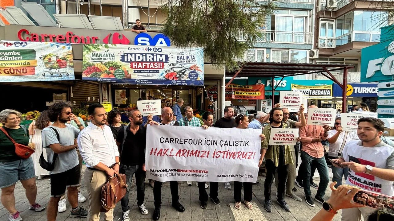 İzmir’in Hatay semtindeki CarrefourSA şubesinde çalışan bir grup işçi, maaş