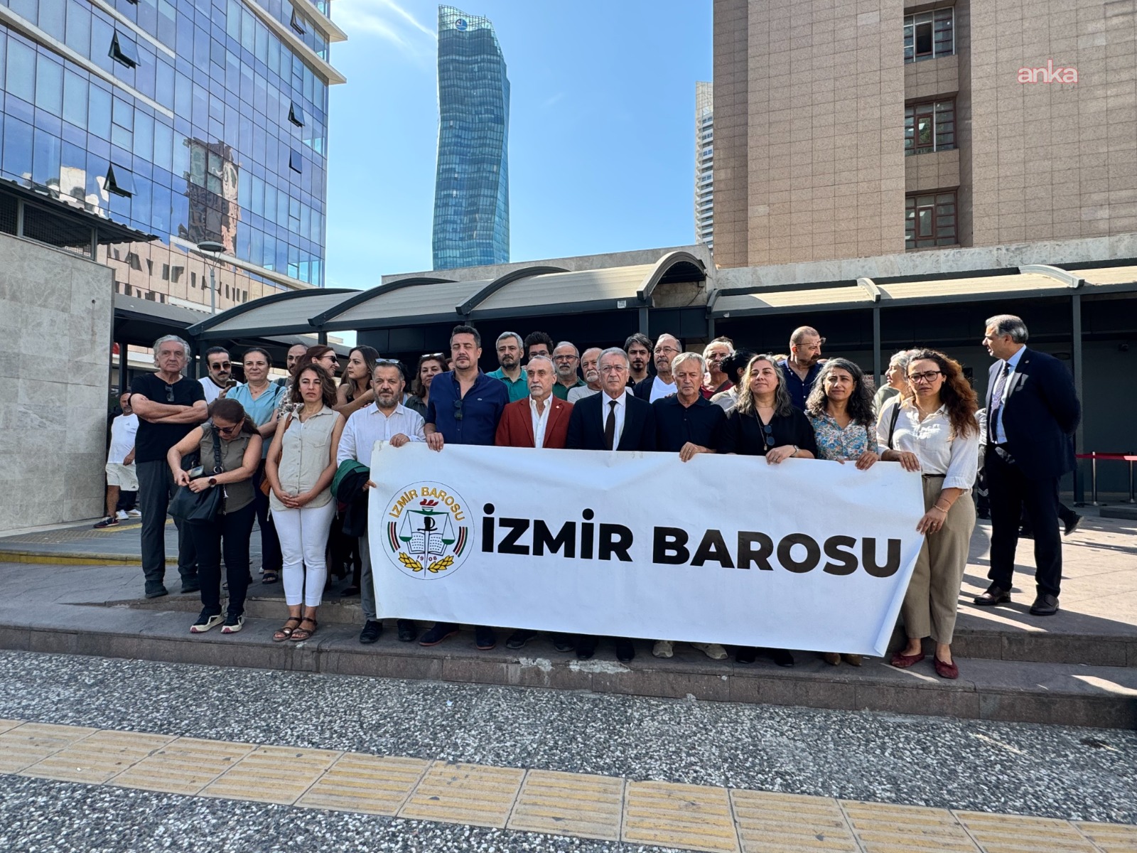 “Ailem Güvende” operasyonlarını protesto yürüyüşünde gözaltına alınan avukat Halil Dönmez,