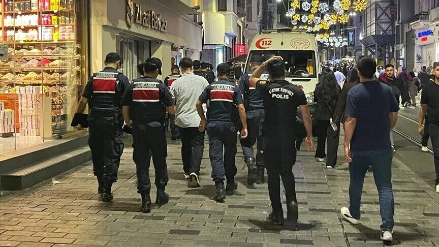 İzmir’de ‘Ailem Güvende’ operasyonunda 16’ı kişiye tutuklama! İzmir Cumhuriyet Başsavcılığı koordinesinde yürütülen “Ailem Güvende” operasyonları kapsamında gözaltına