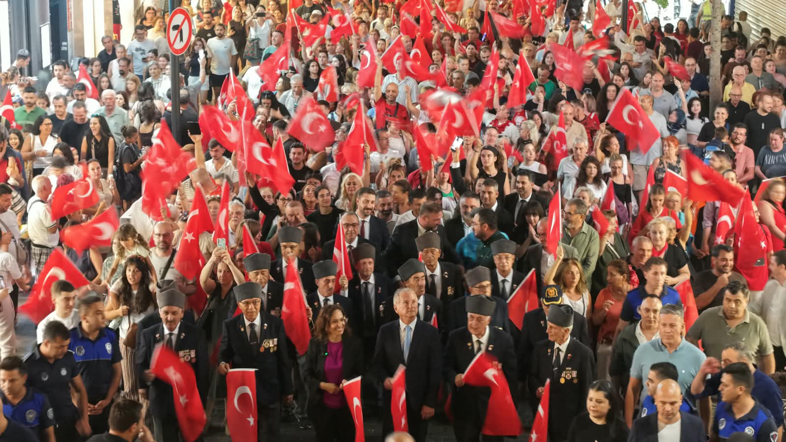 İzmir’in düşman işgalinden kurtuluşunun 104. yıl dönümü, Karşıyaka’da muhteşem bir