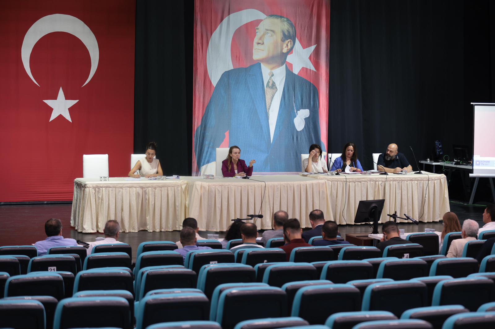 Konak Belediye Meclisi’nde, Eşrefpaşa Caddesi’nden cephe alan işyerleri için yeni