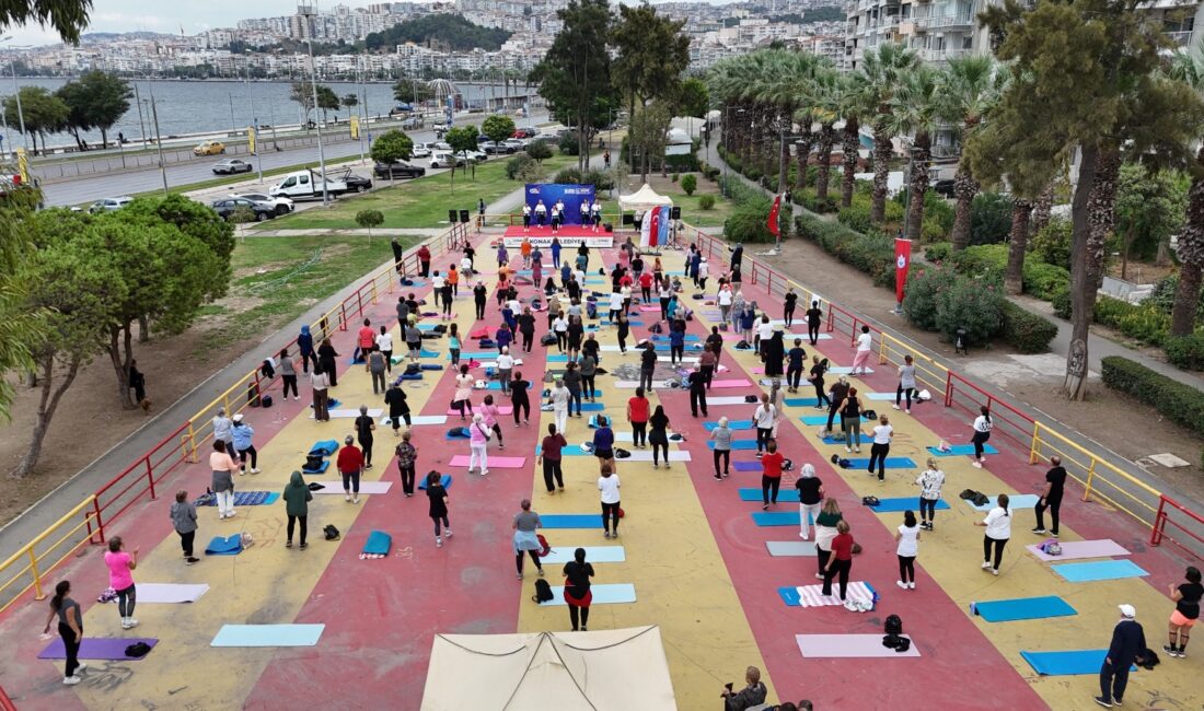 Konaklılar güne yogayla başladı Konak Belediyesi’nin “Genç Ruh, Mutlu Beden” etkinliği kapsamında Denizatı Parkı’nda