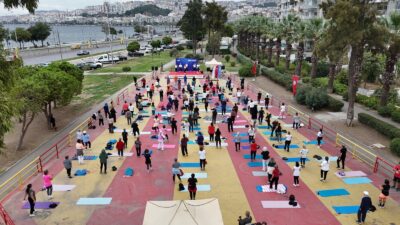 Konak Belediyesi’nin “Genç Ruh, Mutlu Beden” etkinliği kapsamında Denizatı Parkı’nda