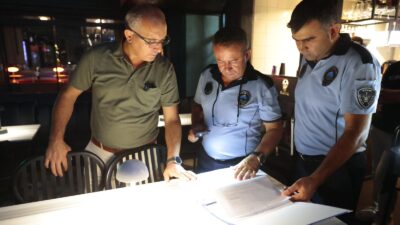 
Konak Belediyesi zabıtasının Alsancak bölgesinde gerçekleştirdiği ani gece denetiminde,
