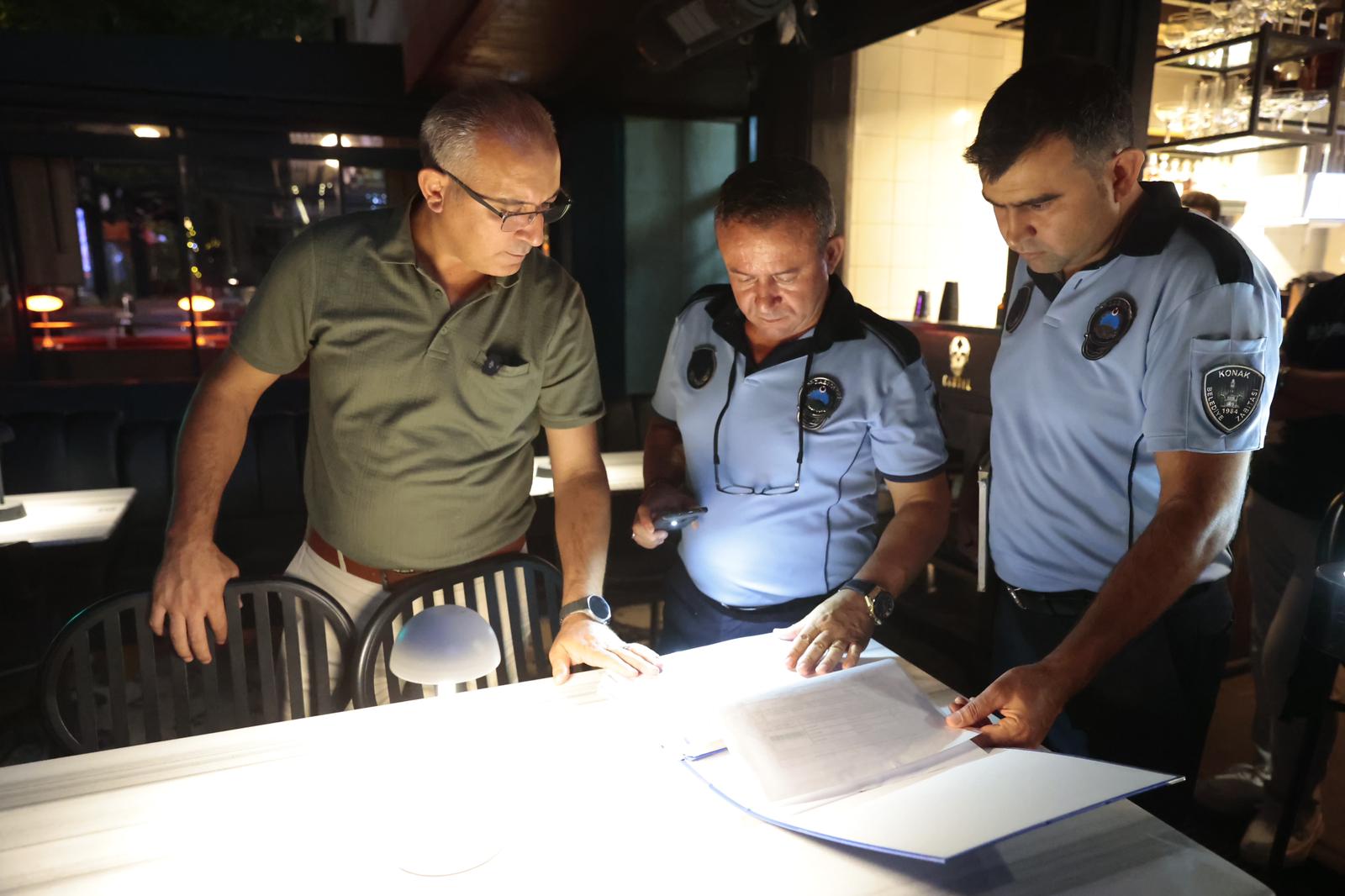 
Konak Belediyesi zabıtasının Alsancak bölgesinde gerçekleştirdiği ani gece denetiminde,