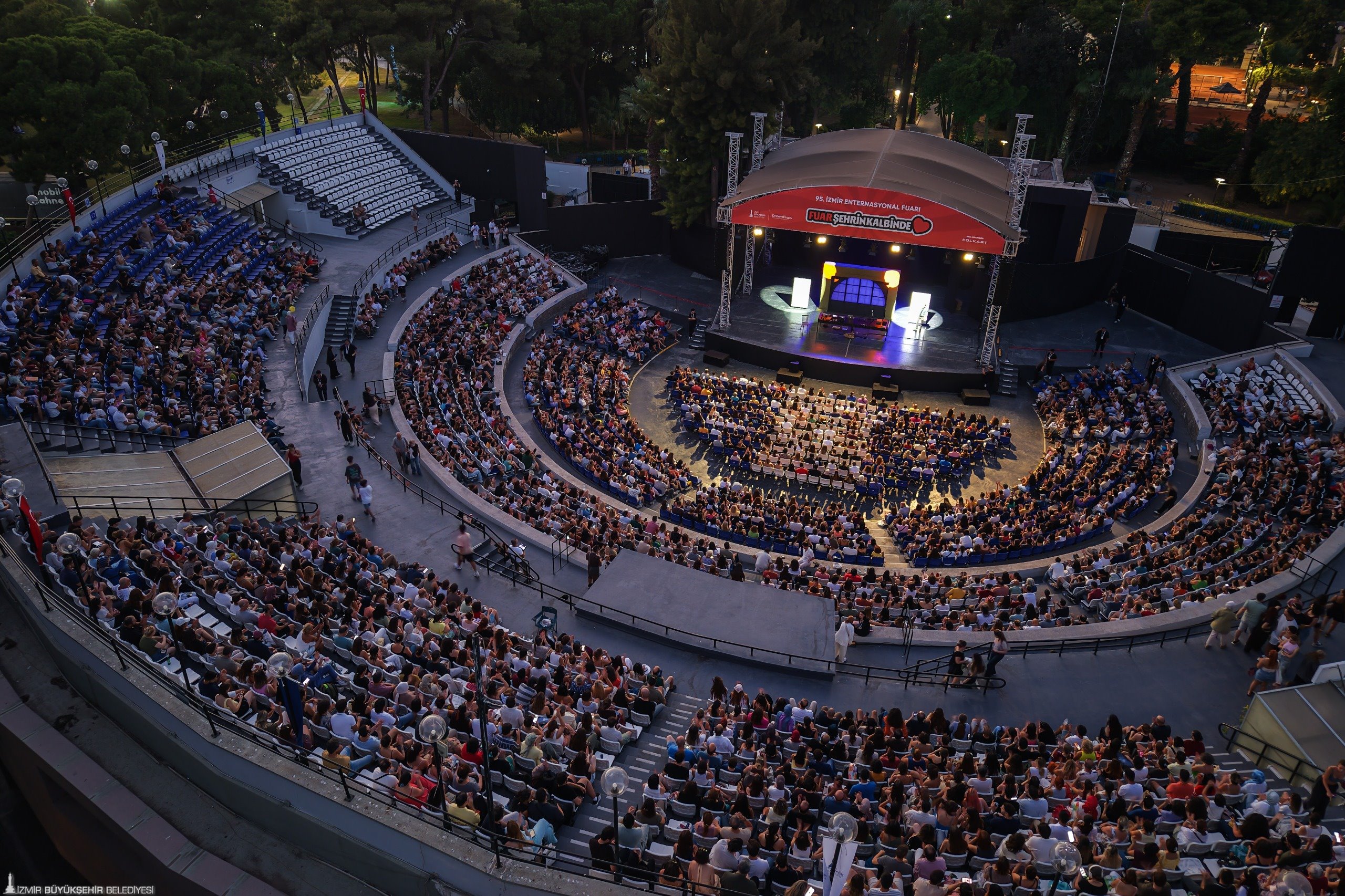 95. İzmir Enternasyonal Fuarı, ikinci gününde müzik ve tiyatro dolu