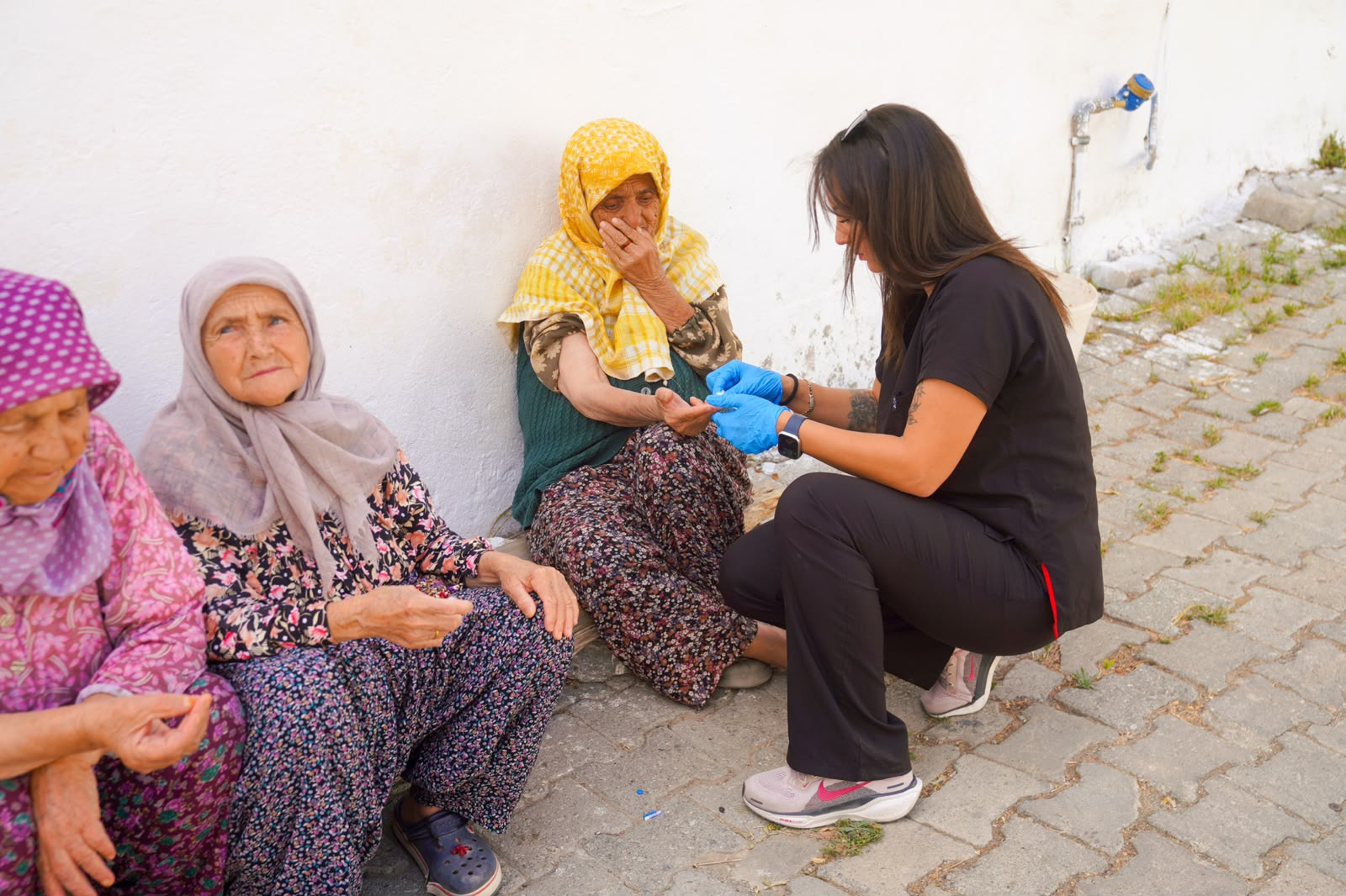 Seferihisar Belediyesi, sosyal destek çalışmalarını ilçenin dört bir yanında sürdürüyor.