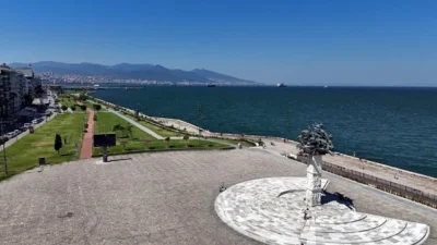 İzmir’de hafta sonuyla birlikte sıcaklıklar düşüş trendine giriyor. Cumartesi günü