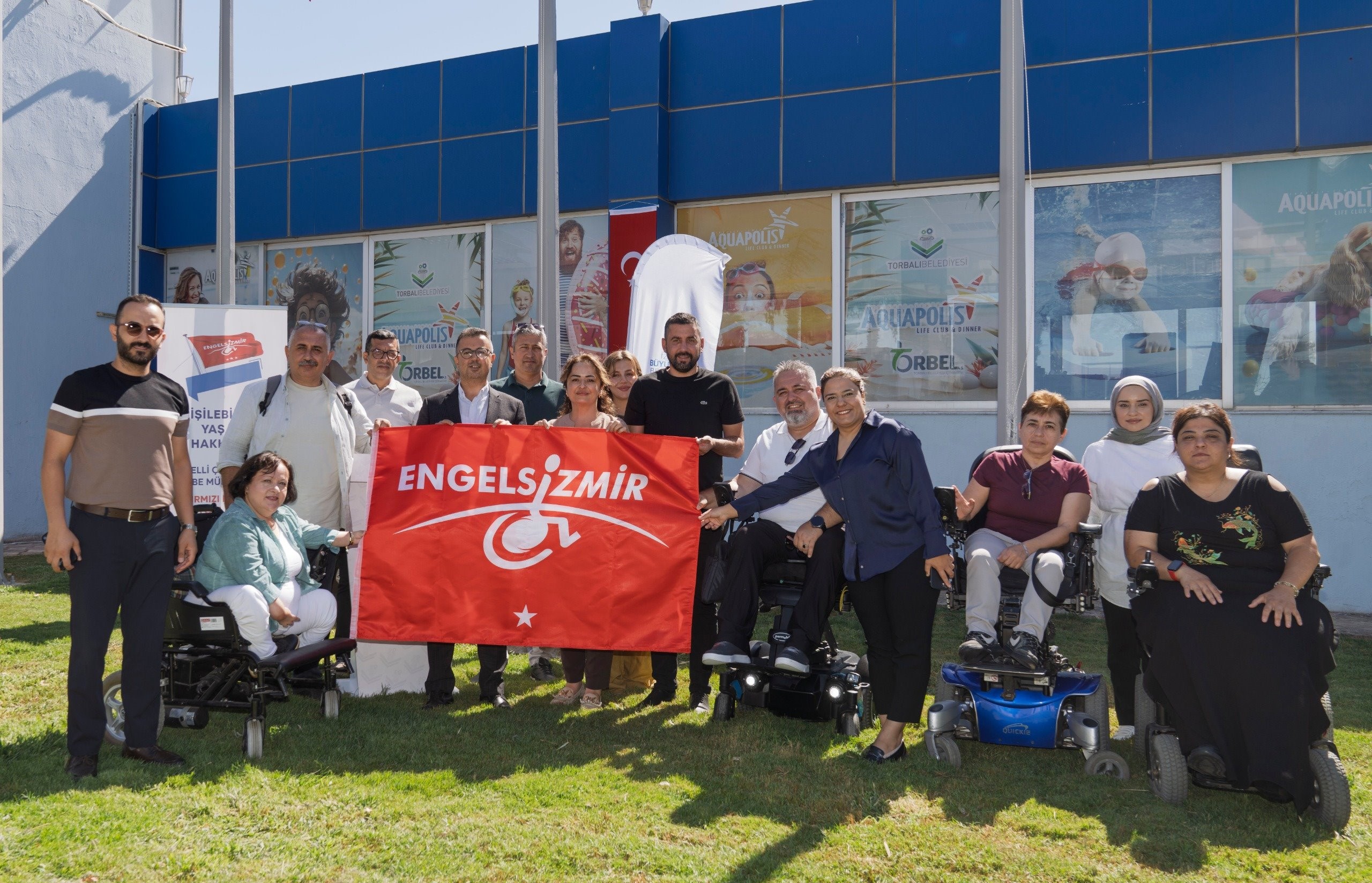Torbalı Belediyesi’nin Aquapolis Yüzme Havuzu, engelli bireylerin kullanımına uygun düzenlemeleriyle